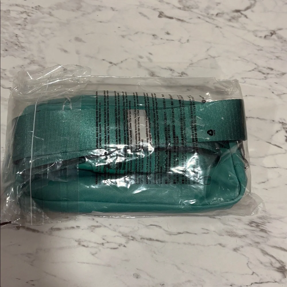 NWT Lululemon everywhere belt bag - Picture 4 of 4